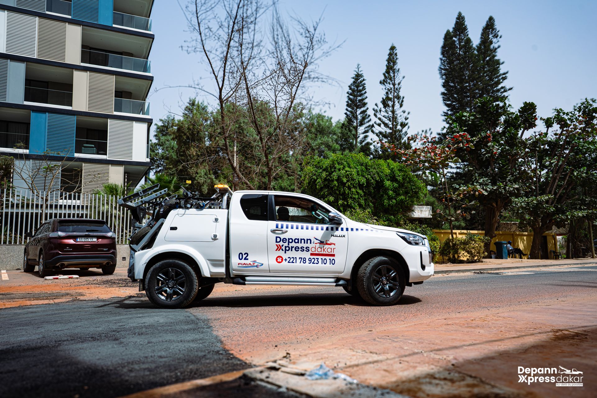 Camion de remorquage en pleine intervention de nuit sur route à Dakar